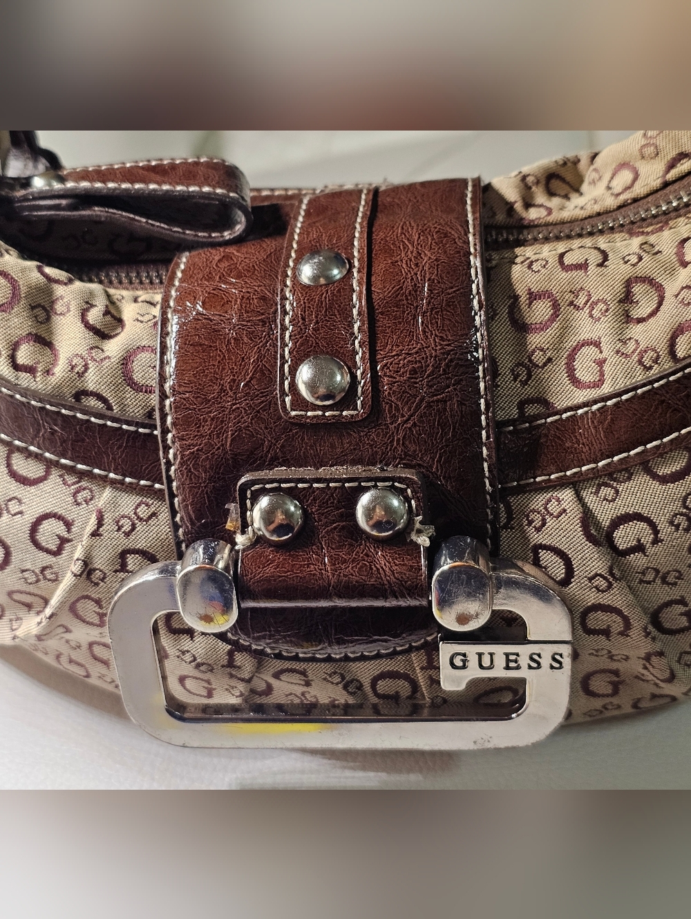 Vintage Guess Beige Canvas Shoulder Bag with Brown Leather Trim (Used) - Picture 3 of 10